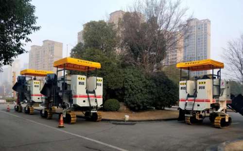 作為公路施工中的重要路面機(jī)械，混凝土路緣石滑模攤鋪機(jī)必須跟上時代步伐